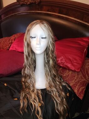 Long Wavy Women’s Wig in Blonde Highlights - Unbranded